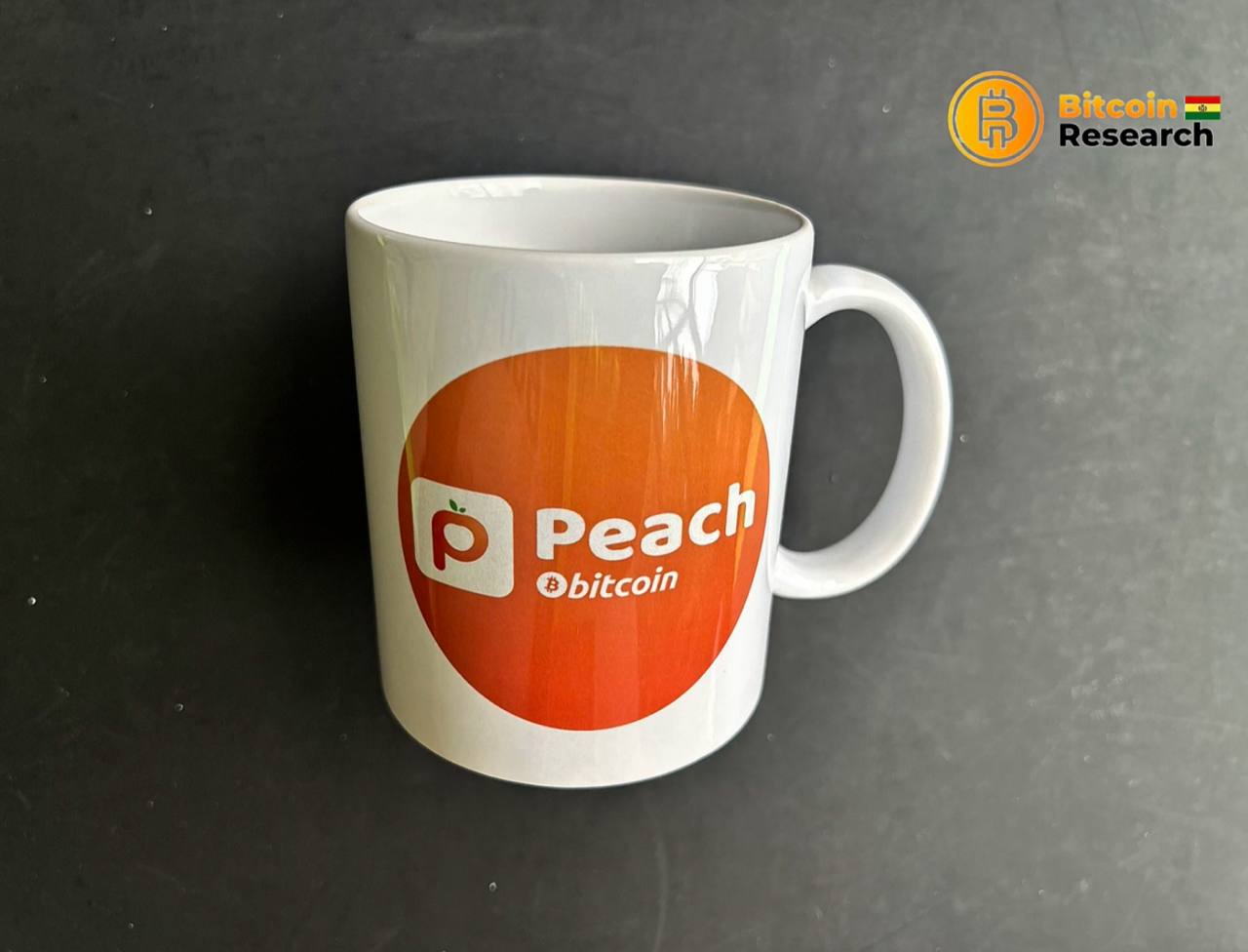 Tasa blanca con logo peach wallet